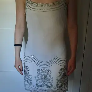 Fin vit klänning med utsmyckningar från Frock and Frill. Tyvärr har några av pärlorna ramlat av men det är inget som syns!  Skicka ett meddelande för fler bilder <3