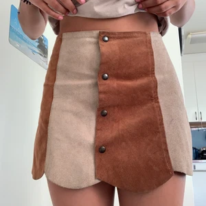 Läderkjol i bruna färger - Läderkjol med knappar som är i stl S eller 34, inte strechig och sitter fint. Inga skador🤍