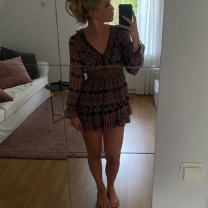 Klänning ifrån Zara - Säljer nu denna populära klänning ifrån zara då den inte kommer till någon användning, den har används två tillfällen. Annars är den helt ny!!🤍