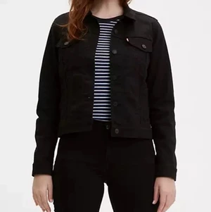 Levis jeansjacka - Jeansjacka från Levis i storlek 36. Jackan är oanvänd och därför i nyskick. Orginalpris ligger på 1399kr men beredd o sälja för 350 + frakt men pris är diskuterbart vid snabb frakt. Tveka inte på att ställa frågor om du har någon fundering😊