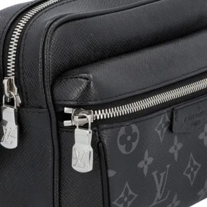 Louis Vuitton Outdoor Bumbag Monogram Eclipse Taiga Black - Louis Vuitton i väldigt bra skick, används några gånger bara. Kvitto finns till!!!!