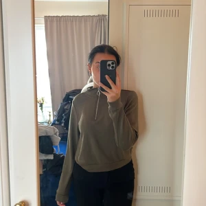 Tunnare hoodie utan luva - Köpt på BIKBOK, aldrig använd. 