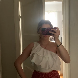 Vit topp zara - Världens gulligaste och finaste topp med volanger från zara. Är i fint och väldigt bra material, storlek S och därför lite tight vid min byst. TYVÄRR:((<3 köpt i Berlin och minns inte nypriset!! OANVÄND!