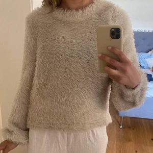 Fluffig tröja  - Skönaste fluffiga tröjan från Gina i fint skick! 💞 vit/beige färg, strl m men passar även mig som normalt har xs/s
