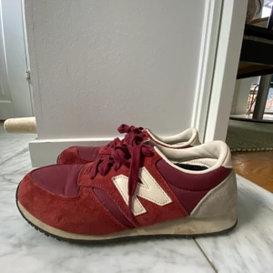 Röda New balance  - Säljer mina röda new balance köpta nyligen men aldrig använda då de är små!  De är i princip nyskick❣️ (inga skador eller liknande) och storlek 39 men små i storleken så passar nog 38 eller 38.5 bättre. Kan även byta mot en större storlek 😊