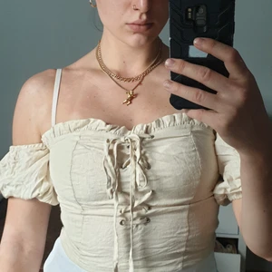 Beautiful linen milkmaid top - Cottagecore dream. 🐇🏞🦋Absolutely stunning Linen milkmaid top, with off shoulder style sleeves that can also be worn on shoulder. I wore this with a bra but would be beautiful and subtle without a bra. Lace up details make this top to die for. 