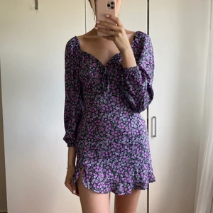 BLOMMIG KLÄNNING - Säljer en lila-blommig klänning från Pull & Bear i storlek small, passar även XS. Klänningen är använd 1-2 gånger så i nyskick och har en dragkedja vid sidan ❤️ Frakt kostar 45 kr! 