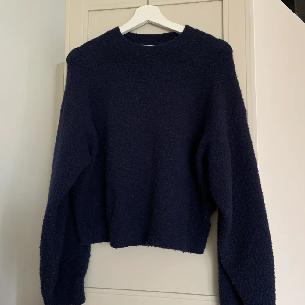 Marinblå stickad tröja från weekday💙perfekt till sommaren & så mjukt material! Köpte för500kr, storlek xs. Stickat.