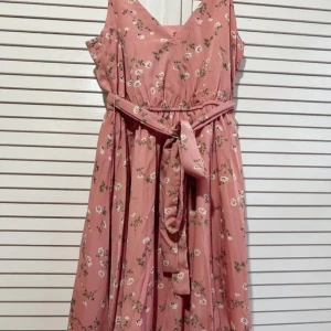 Klänning - En fin sommarklänning som är jättefin och skön att ha nu till sommaren! Storlek M och använd 1 gång