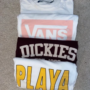T-shirt bundle  - Vit t-shirt Winwin från carlings XL PLAYA grande från weekday Large Vans från carlings Large (liten fettfläck på magen)  Dickies från carlings Medium 