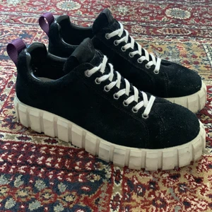 Eytys Odessa Sneakers - Eytys Odessa Sneakers Black Suede! Storlek 44, 28,5 cm! Bra skick! Har även tjocka snören + orginalsnören som jag skickar med! Hör av dig vid frågor! 🤗