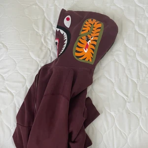 Bape hoodie ”burgundy” - Hör av er vid frågor. Köparen står för frakt🥰  pris är diskuterbart
