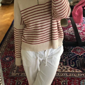 Randig Stickad tröja - Randig stickad tröja från mango med zip-up i toppen skick, säljer endast vid bra bud