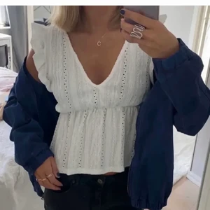 Gullig topp från pull and bear i M💕💕 - Jätte fin sommar topp från pull and bear i storlek M, köpt här på plick men den passade tyvärr inte på mig💕💕