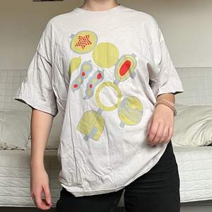 Säljer denna T-shirt med coolt tryck på storlek XL (gildan)❤️