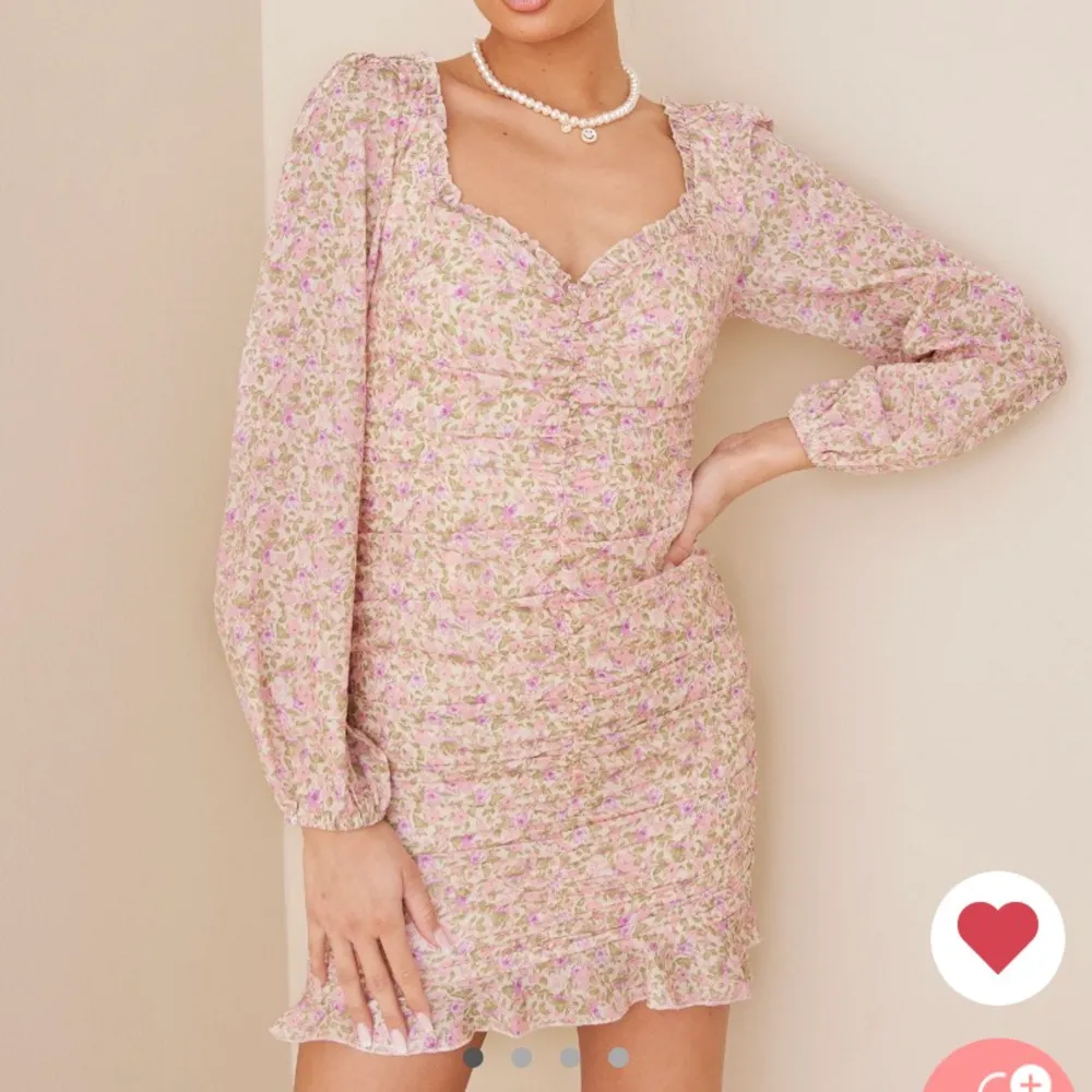 Säljer denna klänning, endast använd 1 gång, nypris: 450kr🤍 skulle säga att den passar en 34/36. Klänningar.