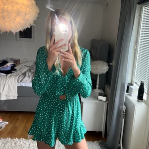 Grön jumpsuit  - Grön/vit jumpsuit❤️ Lappar sitter kvar då den inte används någon gång (för liten..)