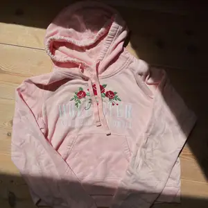 Fin rosa hollister hoodie med brodering på framsidan! 