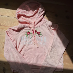Hollister Hoodie - Fin rosa hollister hoodie med brodering på framsidan! 