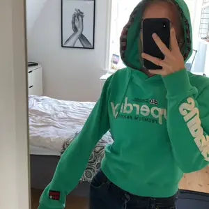 Superdry hoodie köpt för 1 år sedan för 900kr. Har knappt använt den så den är i mycket bra skick. Jag säljer för 250. 💚