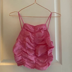 Linne - Ett rosa linnne från zara, knappt använt. Skriv privat vid fler frågor💗