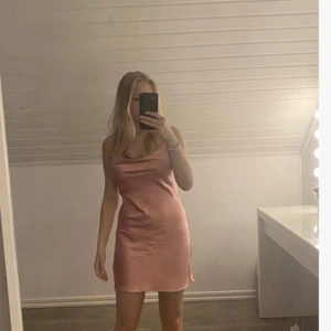 Gina tricot  - Super fin GINAxBIANCA klänning.💗 väldigt lätt och    Lent/skönt material. Stl 34, köpt för 400kr) köparen står för frakten💗