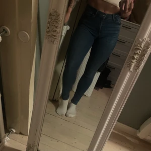 Blå stretchiga jeans  - Mycket stretchiga! Litet hål på sidan av jeans men inget man tänker på. 