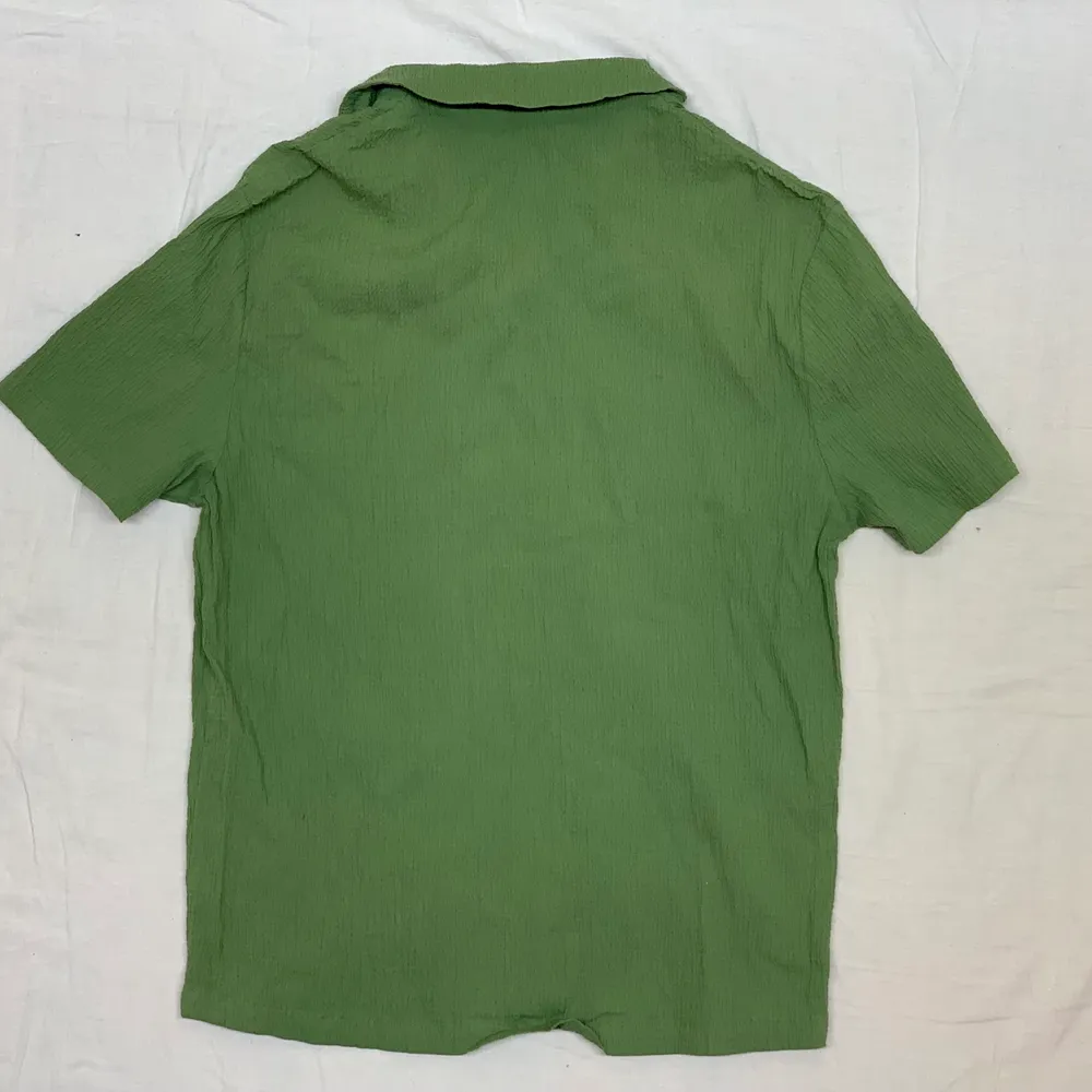 grön sommar piketröja från Asos i mycket bra skick. Knappt använd  storlek S. Skjortor.