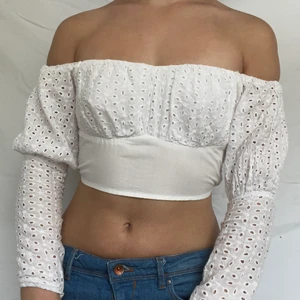 Vit milkmaid topp - Vit milkmaid topp med långa ärmar.  Visas på en s men passar säkert även xs! Köpare står för 51kr spårbar frakt om inte funktionen ”köp nu” används. Plagget är i gott second hand skick. 