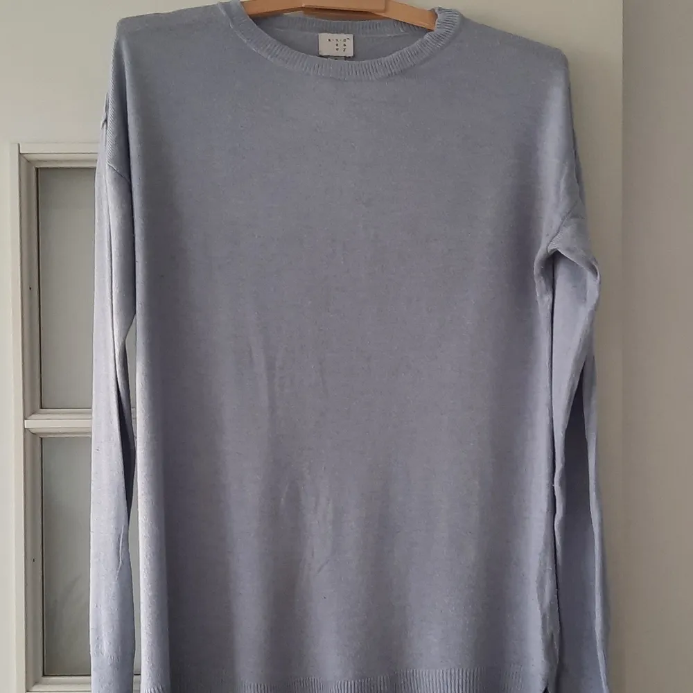 Soft shirt/sweater for summier evenings. 50% Nylon, 33% Rayon, 17% Modal. Loved sweater but looks good as new.. Tröjor & Koftor.