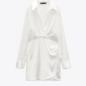 Vit satin klänning ZARA - Jätte fin klänning som tyvärr var för stor. Aldrig använd, endast testad med prislappen kvar. Strl XS. 