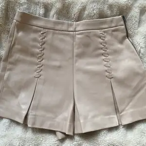 Beiga shorts i skinnimiation. Köpta på Zara i Los Angeles och har aldrig blivit använda. Storlek XS. Möts upp på Östermalmstorg, annars får köparen stå för frak 🤍