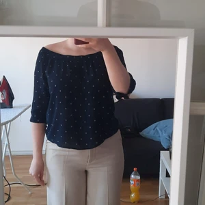 Polka dotted off-shoulder shirt - S - Vero Moda - Dark blue polka dotted shirt from Vero Moda, Size S. Very cute detail with bows at the end of the sleeves. 100% Viscose.