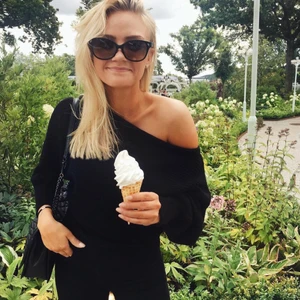 Stickad tröja svart - Stickad svart tröja one shoulder, använts mycket - älskar passformen!! Säljer endast pga behöver förnya mina outfits🫠 hel och bra skick annars!