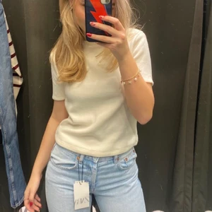 Stickad topp - (Första två bilderna är lånade)  Supertrendig och fin beige stickad tshirt/ topp från zara! Storlek m men sitter tight
