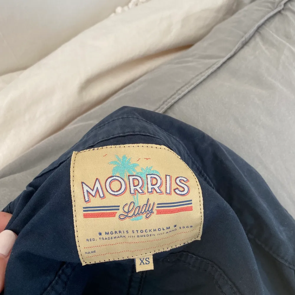 Säljer den supersnygga somriga jacka från Morris. Den är i en jättefin marinblå färg. Har tyvärr blivit för liten och därför säljer jag vidare den. Frakt tillkommer om inget annat är överenskommet ☺️. Jackor.