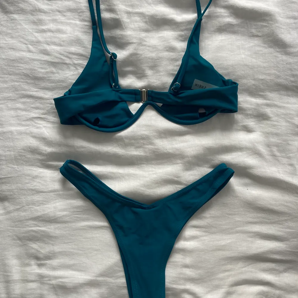Ett bikini set i fin blå färg. Skulle varit en present därför helt oanvänd bikini. Axelbanden är justerbara och knäppet i ryggen är säkert. Hör av dig för fler bilder.. Övrigt.
