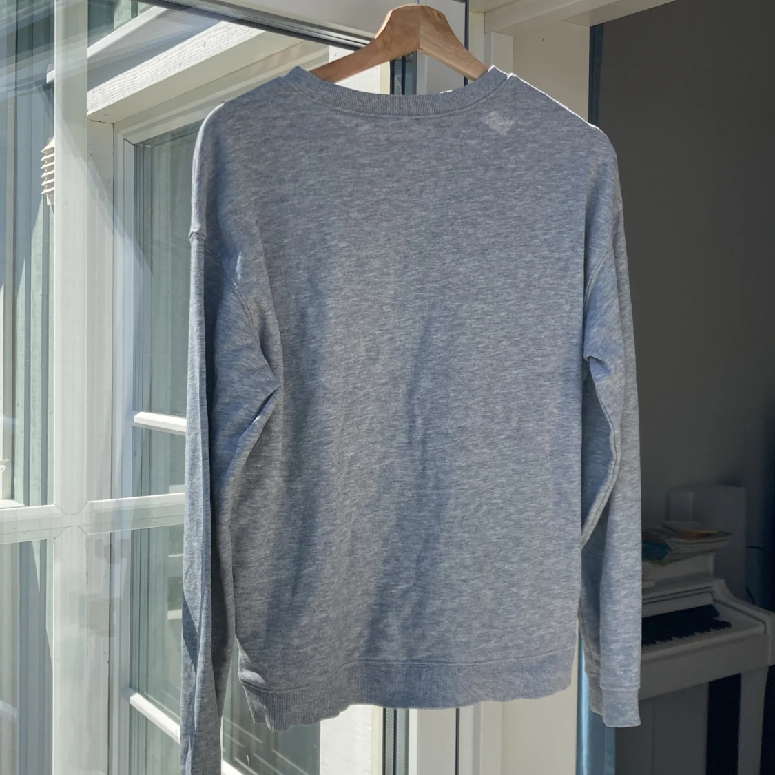 Grå sweatshirt med ”Love” påsytt - 90