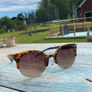 Solglasögon  - Fina solglasögon i nyskick och helt oanvända, köparen betalar frakten💗