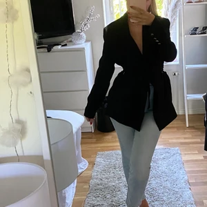 Svart blazer med snörning i midjan - Svart blazer med snörning i midjan från Chiquelle i storlek 36