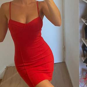 Röd klänning som framhäver dina former 