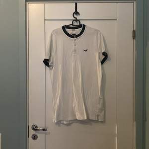 Stor vit t-shirt från Hollister. Har en liten brun fläck nära loggan. Sitter inte tight alls och har används tre gånger. 