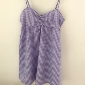 H&M klänning - Säljer denna snygga hm klänning från förra året! Den är en 36, men jag på bilden har vanligtvis storlek 34 så den passar typ alla med XS-M❤️