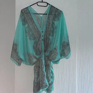 Strandklänning - Använde den senast för 2 år sen. bra skick. Bra att ha om man bara vill ta på sig något snabbt vid stranden m.m. 