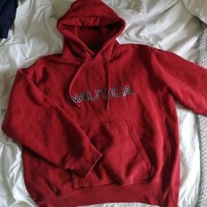 Röd hoodie från märket Nautica. Köpt på Beyond Retro. Superbra skick, tjockt material. Pris kan diskuteras 