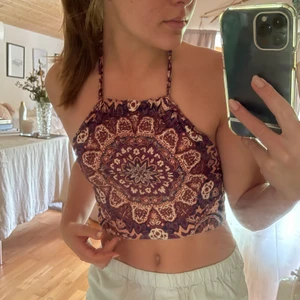 Festtopp med öppen rygg - Skit snygg festtopp som jag inte längre använder. Bra skick. Öppen rygg (knytningar). Köparen står för frakten 