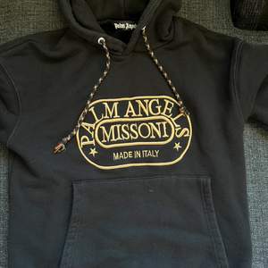 Säljer min Palm Angels hoodie i storlek S men passar även M. Nypris 8690kr.