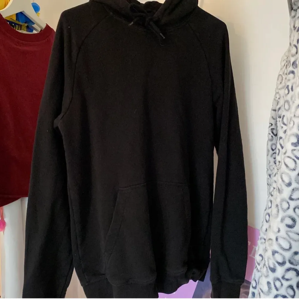Svart hoodie från H&M. Den är i storlek S men känns som en XS 🖤. Hoodies.