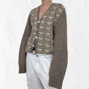 stickad kofta - ska vara ärlig, den sticks lite… men det är inget en långärmad under inte kan fixa! köpte den second hand för ett tag sedan och har aldrig haft på den🤍