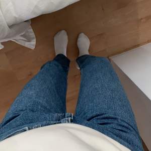 Jeans från weekday i modellen Lash. Waist 27, length 30. Jag är 167cm. Otrrrolig färg!!!